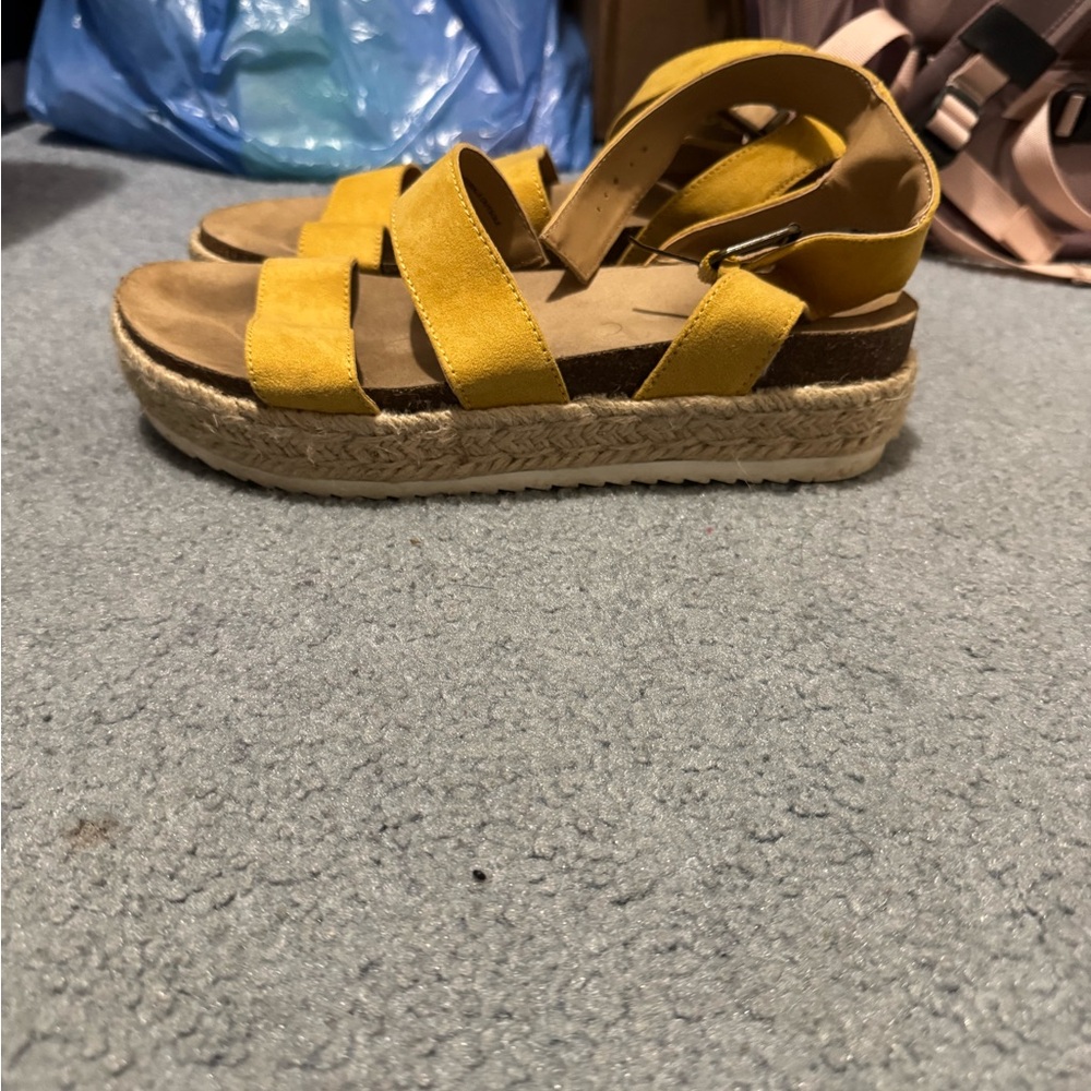 Universal Threads yellow platform sandals